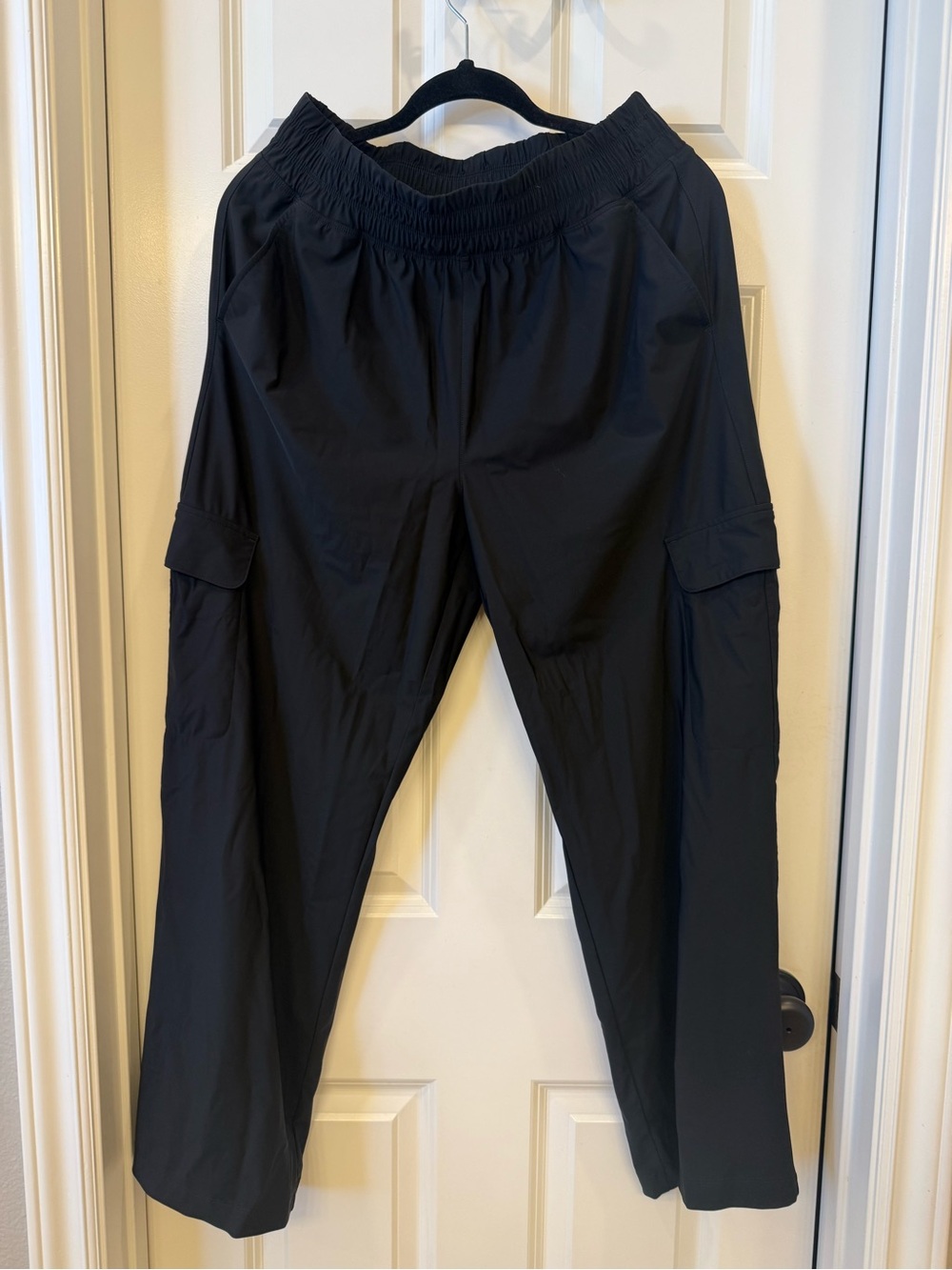 Women’s M Old Navy Sleek Tech Go-Dry black pants with cargo pockets